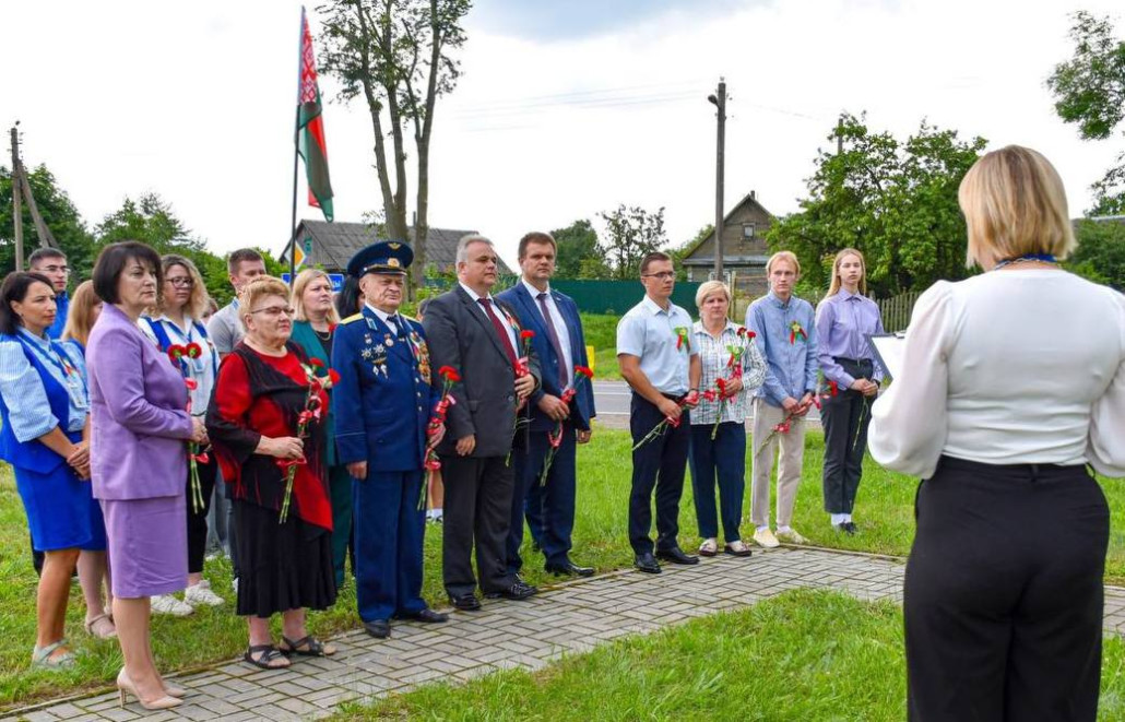 Открытие цифровой звезды у братской могилы в Барановичском районе